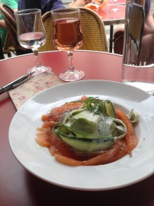 Smoked salmon with cucumber "tagliatelle" and a delicious cream sauce, so good with a class of rose wine at Café du Commerce, another unpretentious haunt for locals on the Rue de Clignancourt. So delicious!